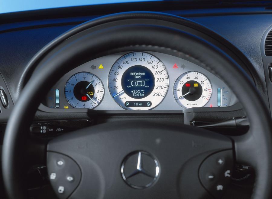  Mercedes-Benz E-Class 2002 года  (фото 198 из 448)